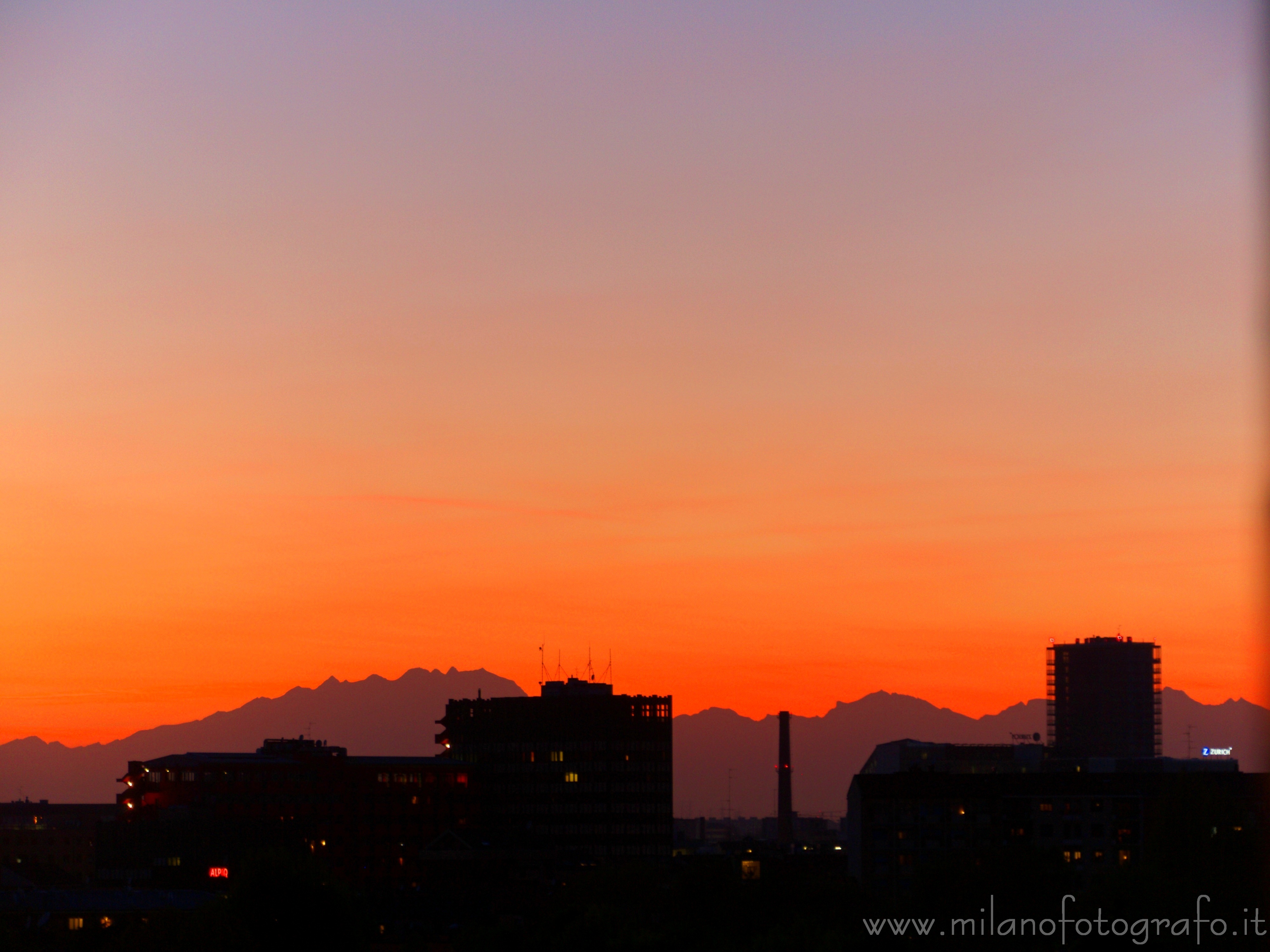 Milano - Tramonto con Monte Rosa e Milano sullo sfondo